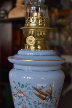Krásná starožitná lampa z foukaného namodralého skla