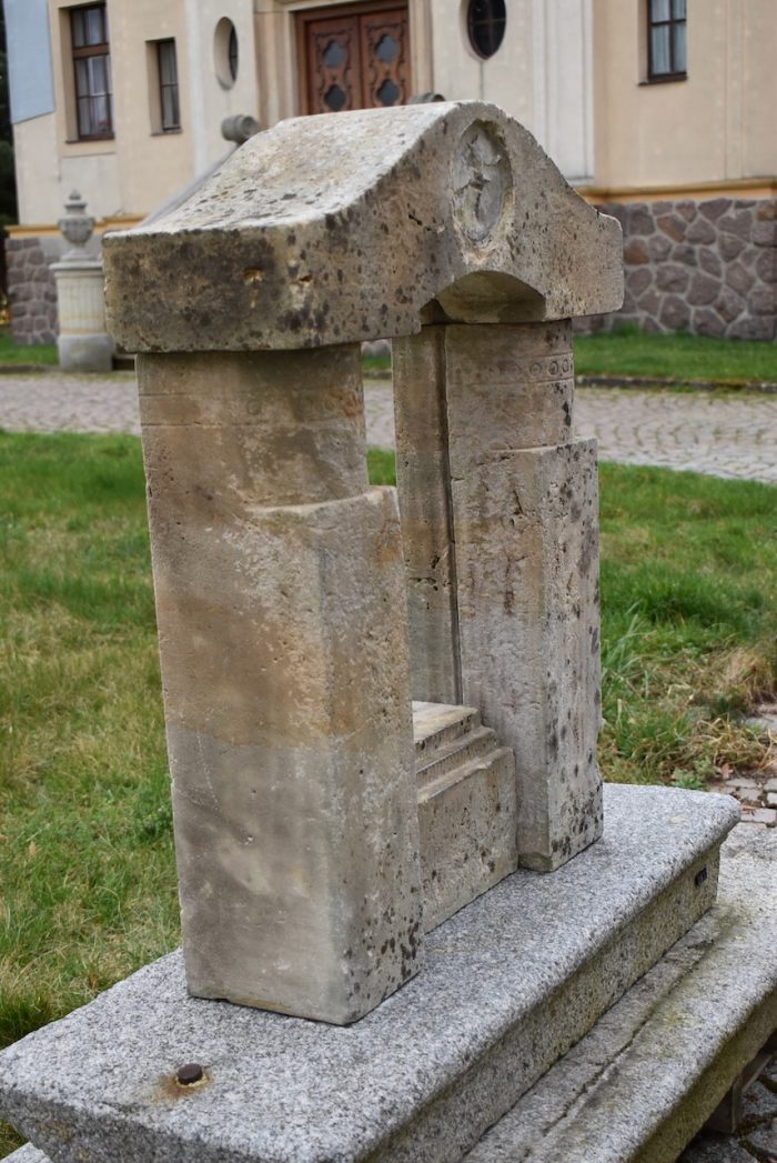 Menší starožitný pomníkový portál v secesním stylu