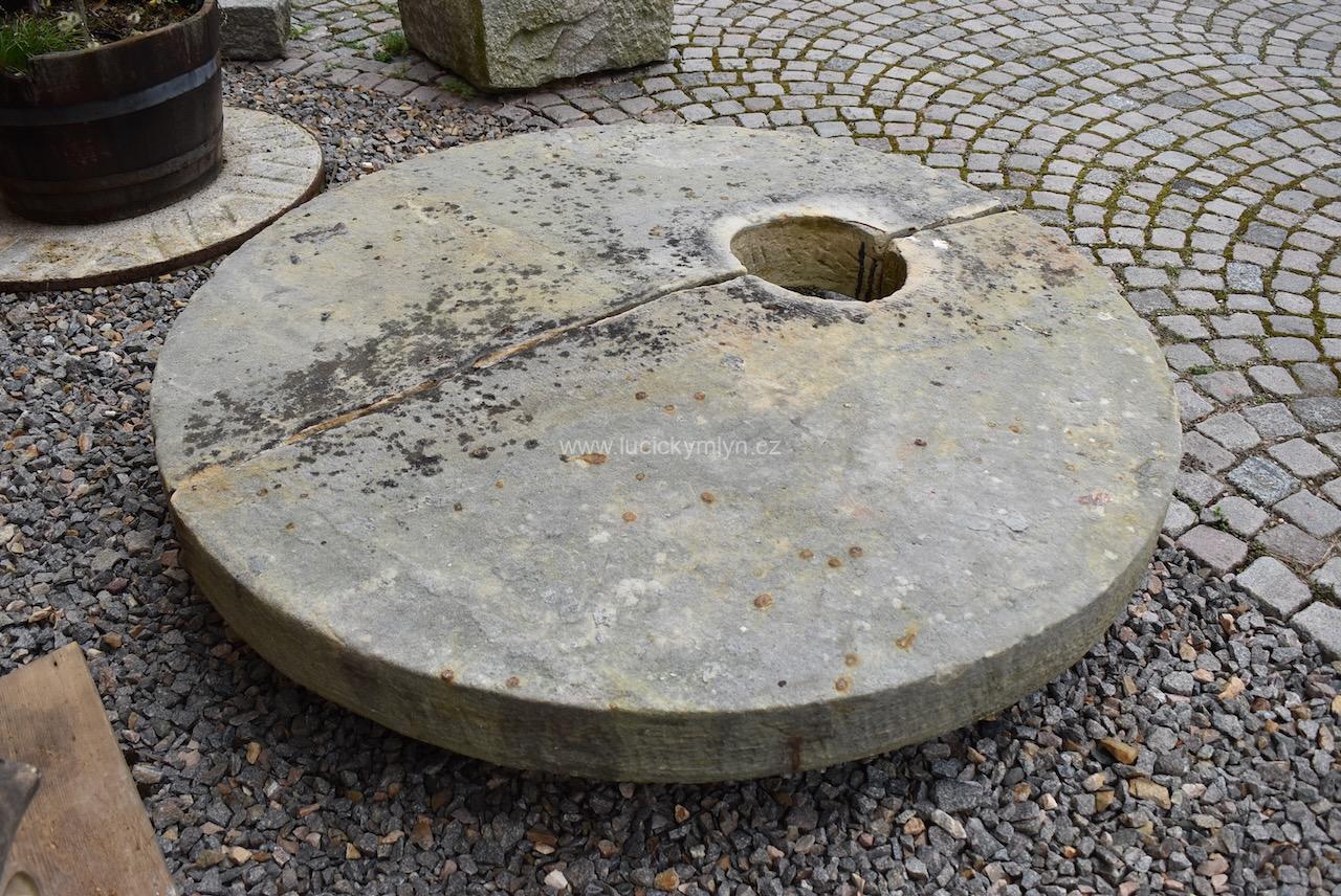 Velká dvoudílná kamenná deska na zakrytí široké studny Velká dvoudílná kamenná deska na zakrytí široké studny