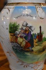 Starožitný secesní džbán s obrázky z opery Prodaná nevěsta