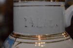 Starožitný secesní džbán s obrázky z opery Prodaná nevěsta