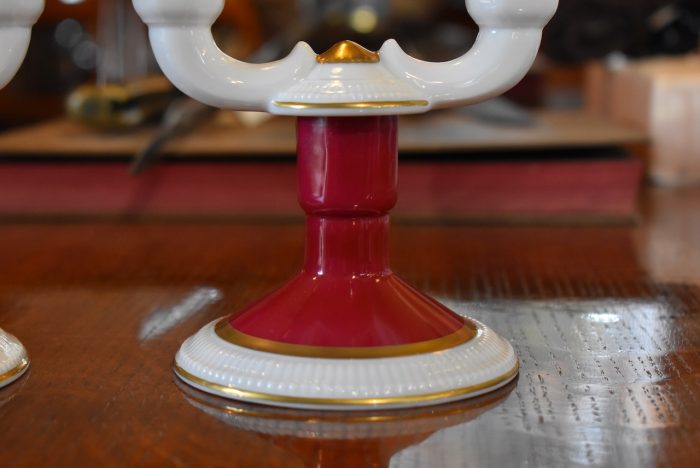 Vkusné starožitné porcelánové svícny ve stylu ART-DECO