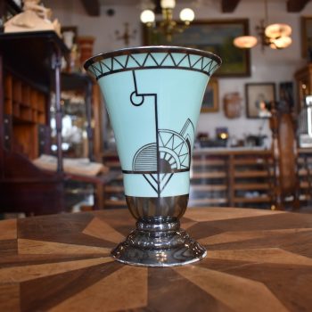 Starožitná porcelánová váza ozdobená stříbrem v ojedinělém rondokubistickém stylu