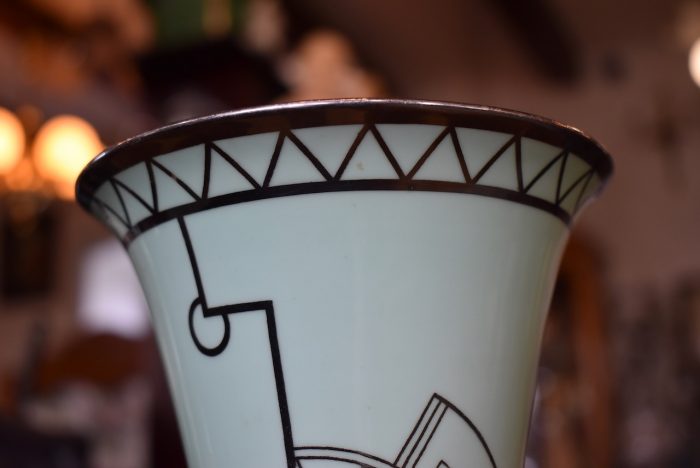 Starožitná porcelánová váza ozdobená stříbrem v ojedinělém rondokubistickém stylu
