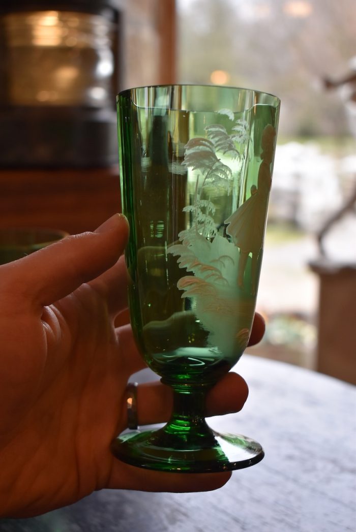 Starožitné secesní měšťanské sklenice - pár s ručně malovaným romantickým obrázkem malé slečny a chlapce