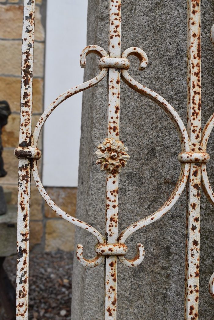 Starožitná ozdobná okenní mříž z litého železa