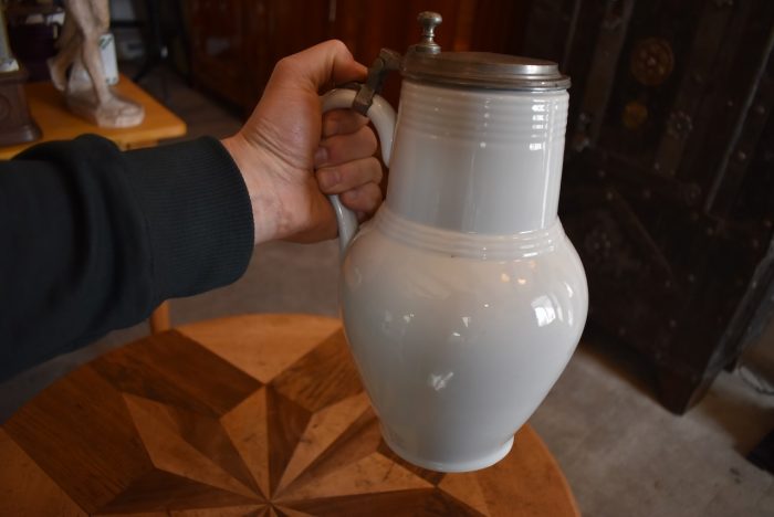 Praktický starožitný džbán z bílého porcelánu na 2,5Lit