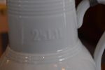 Praktický starožitný džbán z bílého porcelánu na 2,5Lit