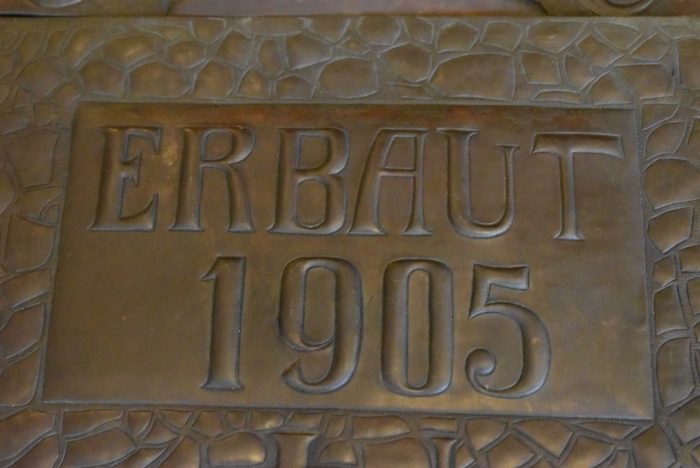 Umělecký reliéf ERBAUT 1905 Arch.Grossmann