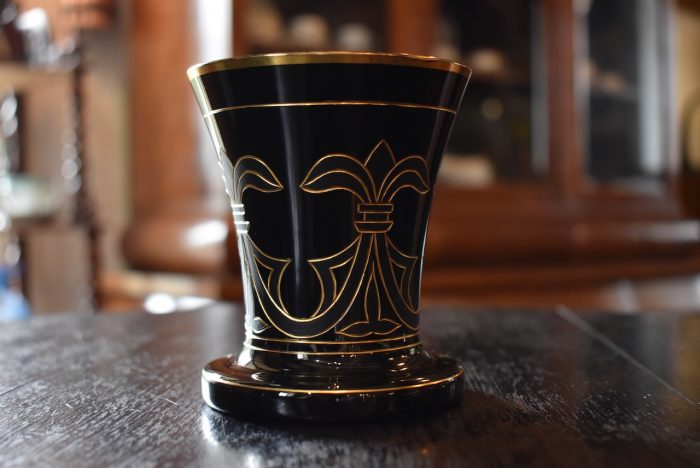 Starožitný hyalitový pohár z Buquoyské sklárny