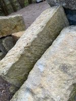 Větší kolekce robustních ručně sekaných kamenných bloků