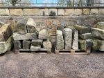 Větší kolekce robustních ručně sekaných kamenných bloků