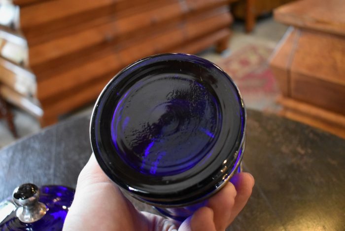 Starožitná lékárenská dóza z foukaného kobaltově modrého skla