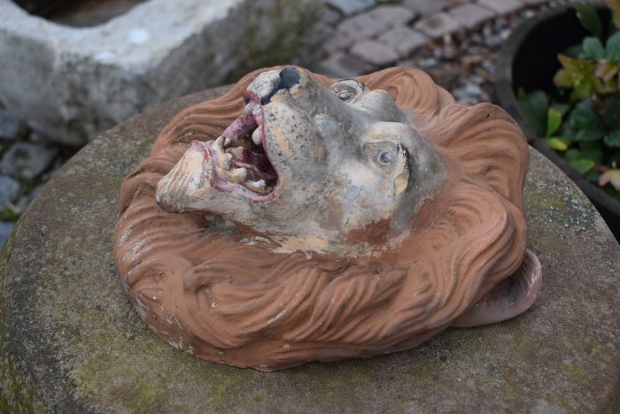 Starožitný nástěnný reliéf z pálené hlíny lev