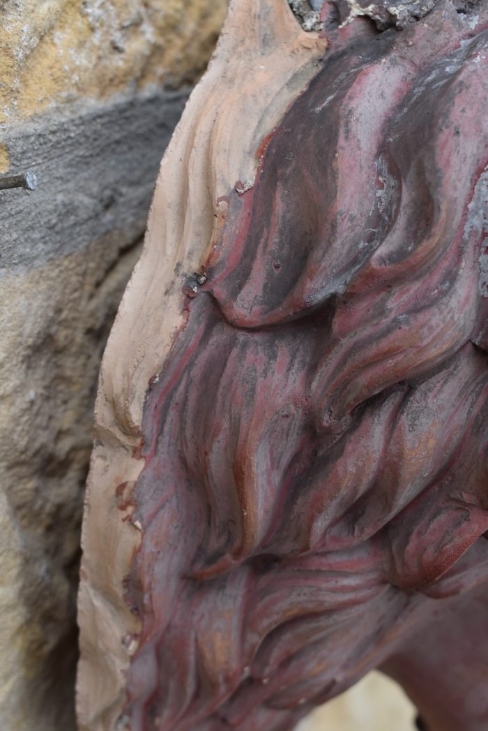 Lev - starožitná nástěnná ozdoba z pálené hlíny