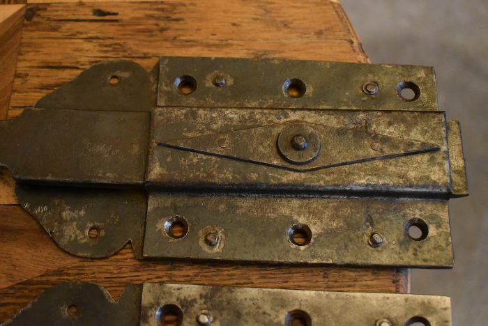 Robustní a větší starožitné ručně kované ocelové šupáky