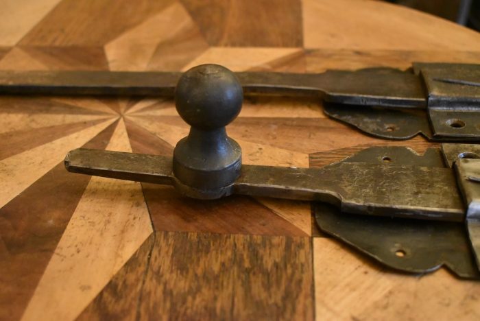Robustní a větší starožitné ručně kované ocelové šupáky