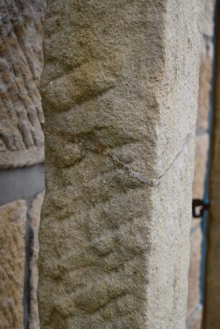 Původní kamenné ostění futra