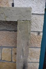 Původní kamenné ostění futra