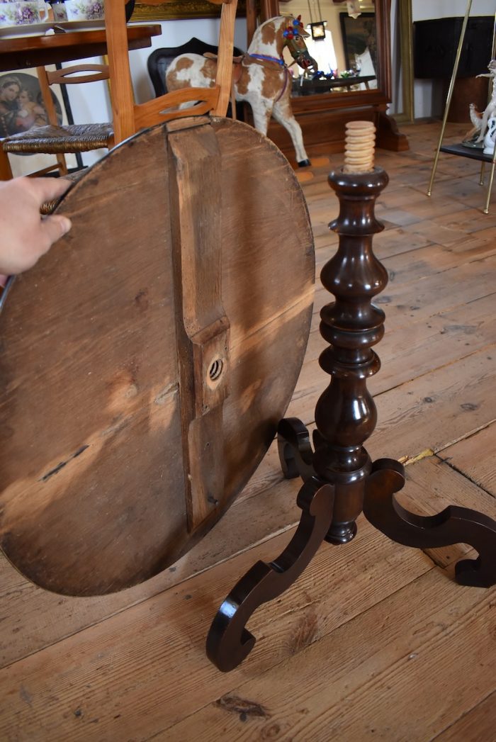 Starožitný šachový stolek
