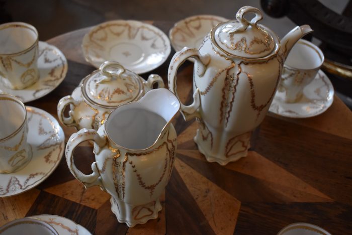 Krásný starožitný čajový či kávový porcelánový servis