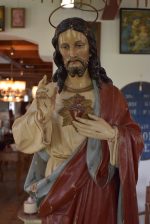 Větší starožitná soška žehnajícího Ježíše Krista řezbářsky zhotovená