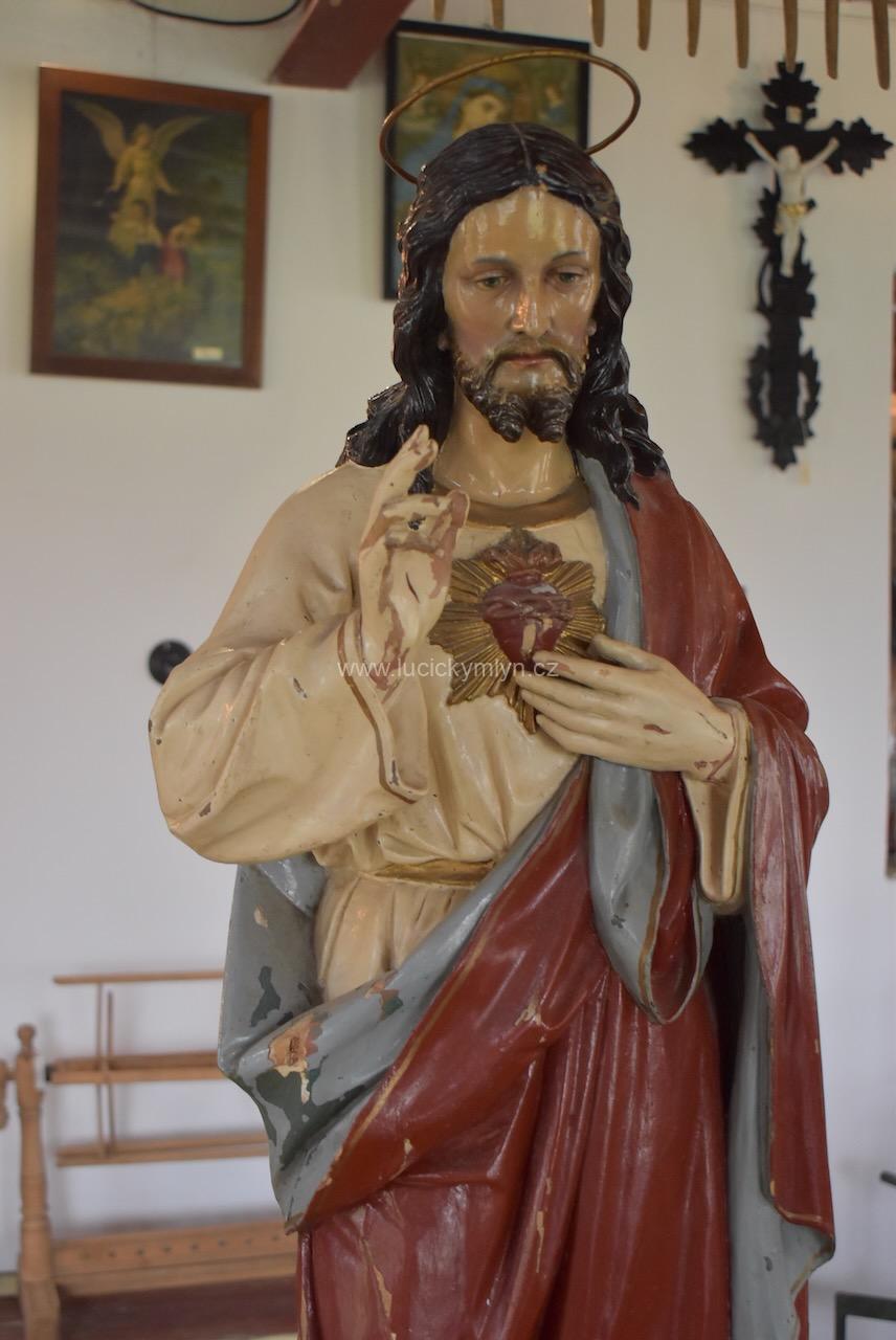 Větší starožitná soška žehnajícího Ježíše Krista řezbářsky zhotovená Větší starožitná soška žehnajícího Ježíše Krista řezbářsky zhotovená