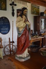 Větší starožitná soška žehnajícího Ježíše Krista řezbářsky zhotovená
