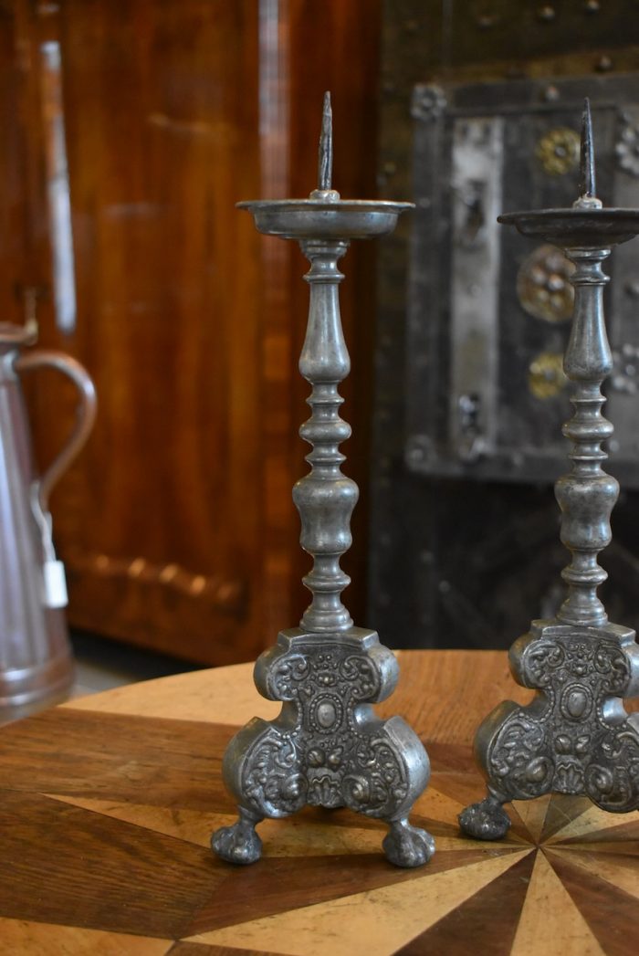 Originální pár menších barokních svícnů