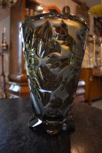 Starožitná váza z litého kouřového skla