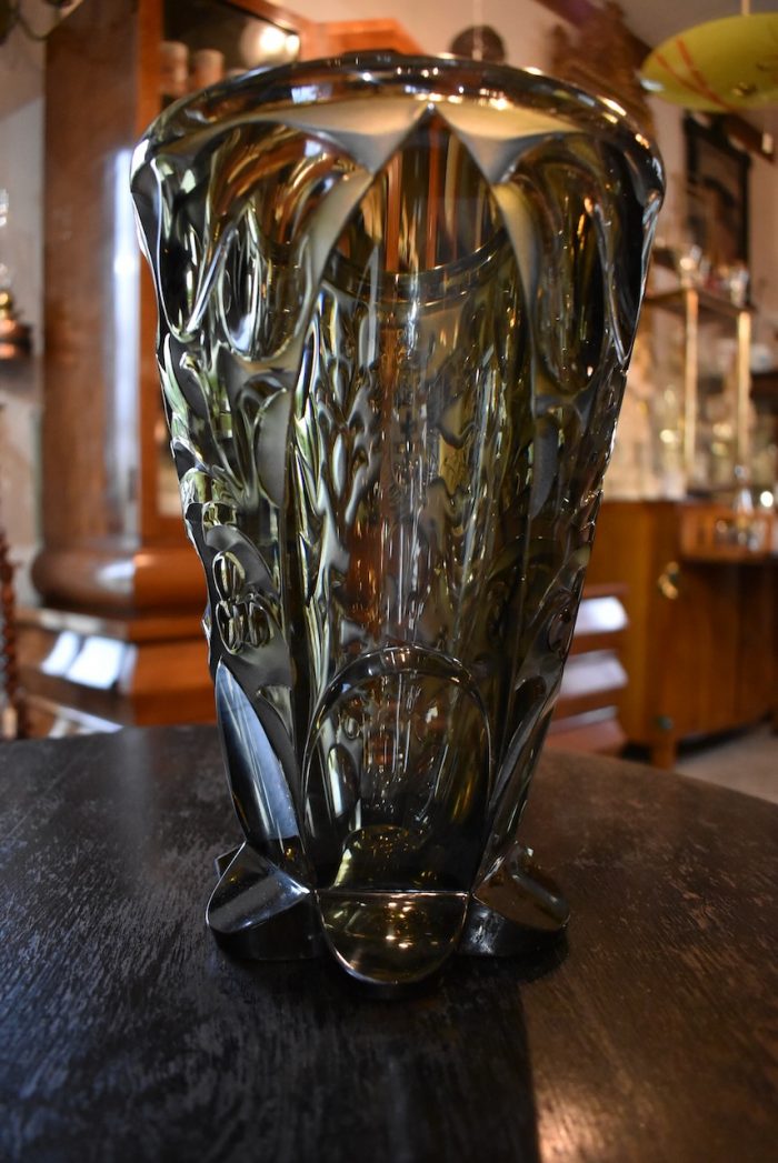 Starožitná váza z litého kouřového skla