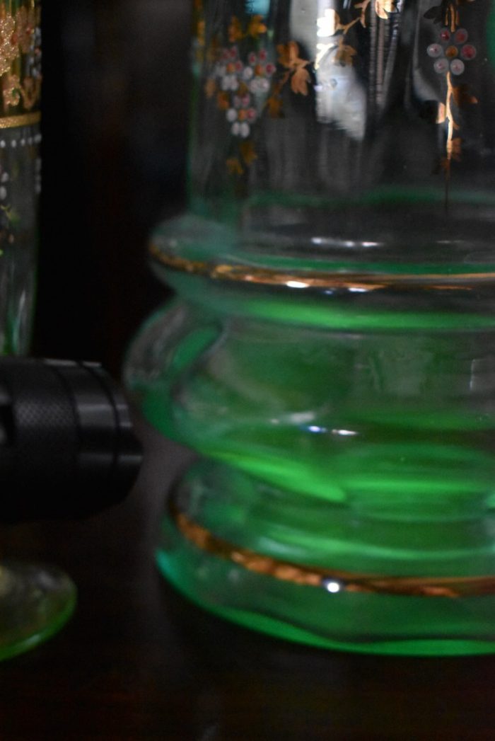 Starožitná secesní nápojová sada z uranového skla