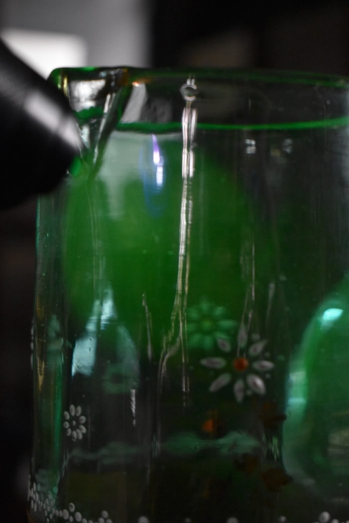 Starožitná secesní nápojová sada z uranového skla