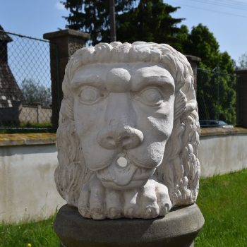 Starožitný nástěnný chrlič ve tvaru lví hlavy