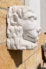 Starožitný nástěnný chrlič ve tvaru lví hlavy