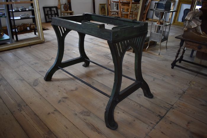 Těžký a pevný starožitný litinový stůl