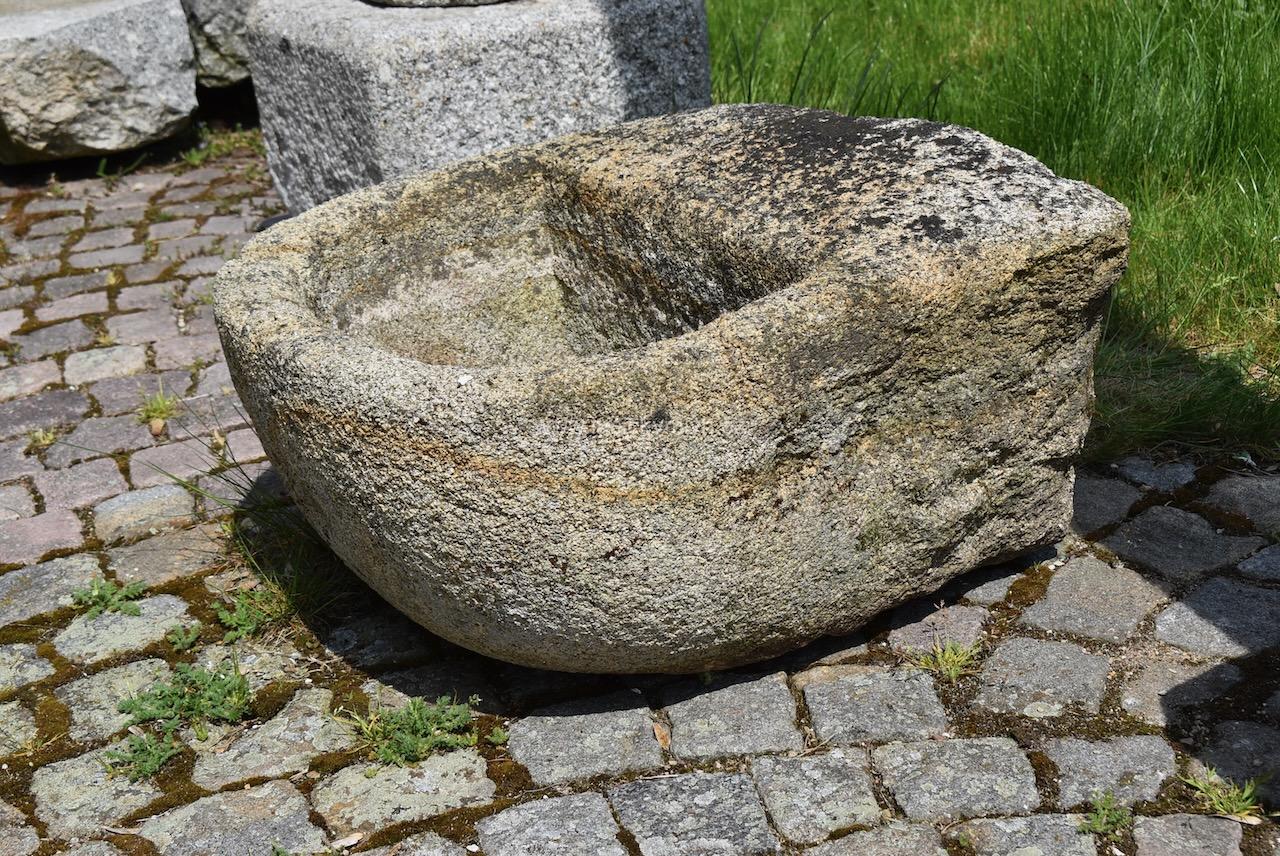 Krásná starožitná napáječka z masivní hrubozrnné žuly Krásná starožitná napáječka z masivní hrubozrnné žuly