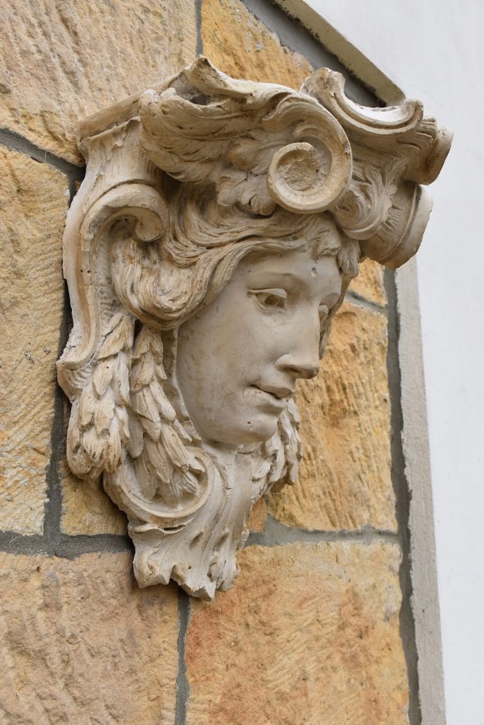 Starožitná fasádní ozdoba do tvaru hlavy