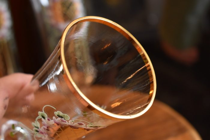 Starožitná secesní nápojová sada z foukaného skla