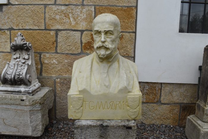 Větší starožitná busta prezidenta Masaryka