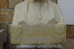 Větší starožitná busta prezidenta Masaryka