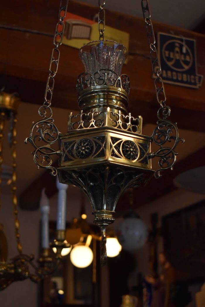 Starožitné věčné závěsné světlo v goticko-renesančním stylu