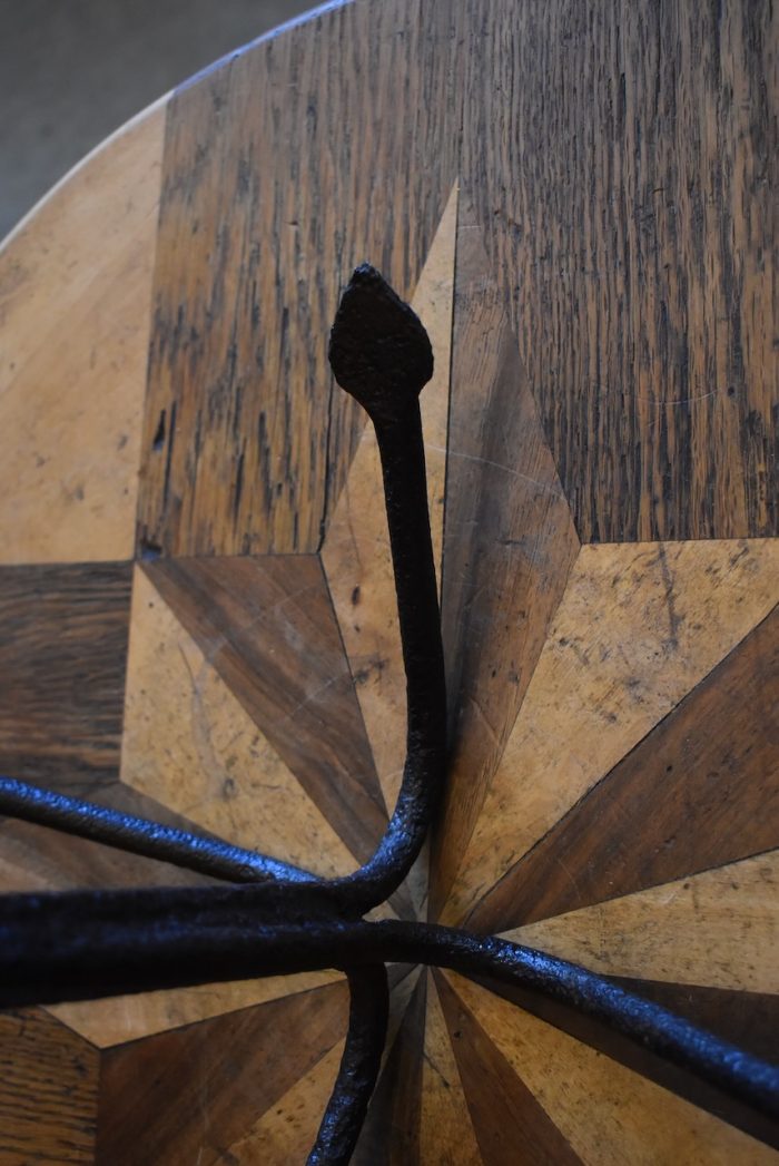 Menší čtyř-ramenná starožitná kotva pro říční plavbu