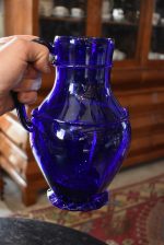 Krásný starožitný džbán z foukaného kobaltově modrého skla