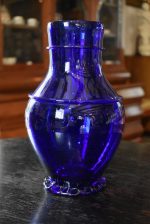 Krásný starožitný džbán z foukaného kobaltově modrého skla