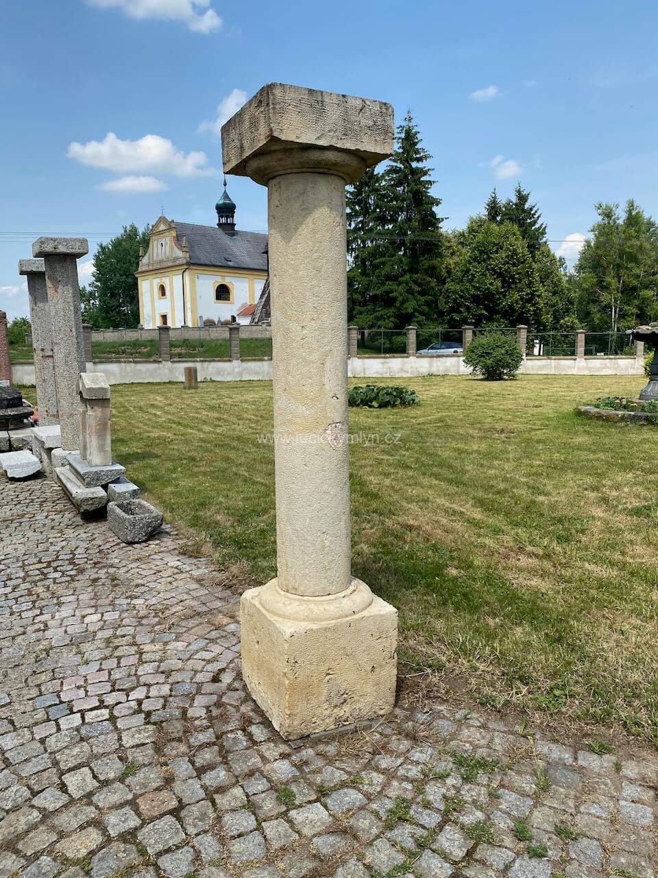 Kamenný sloup z pískovce ze 17. nebo 18. stol. Kamenný sloup z pískovce ze 17. nebo 18. stol.