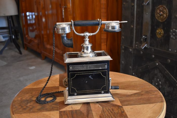Originální starožitný telefon