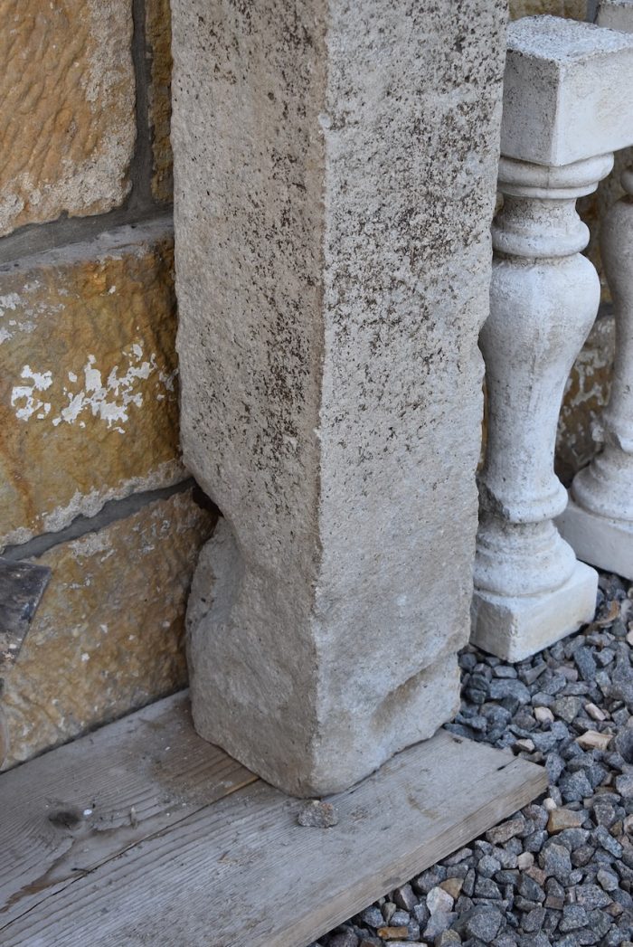 Starožitný kamenný portál z masivního pískovce