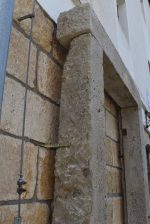 Starožitný kamenný portál z masivního pískovce