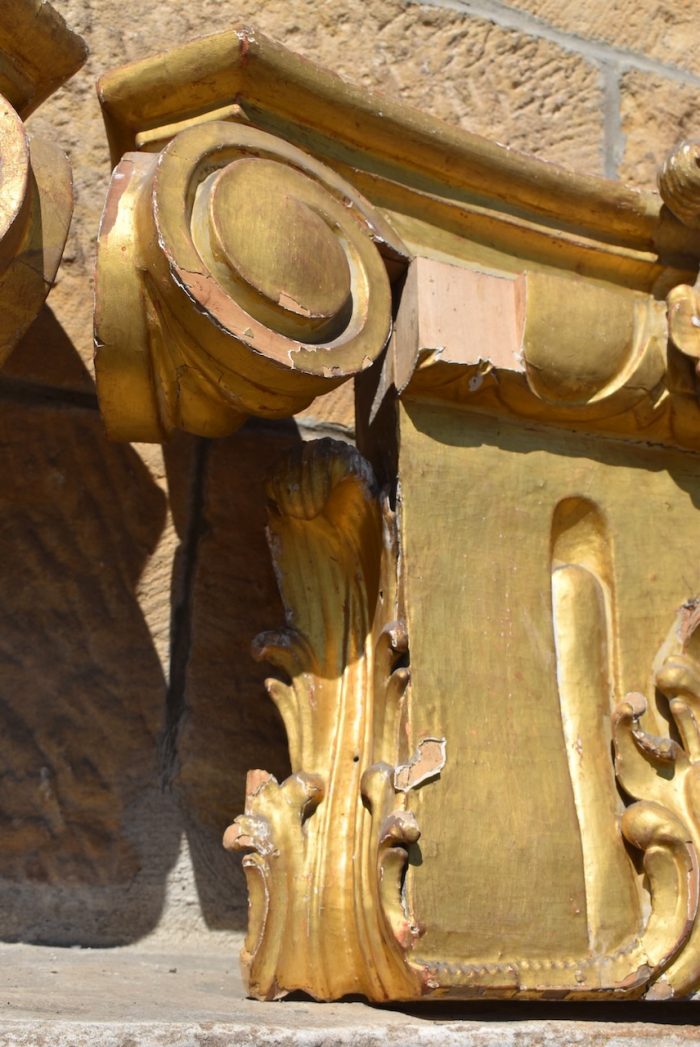 Starožitné korintské hlavice - veliké ručně řezané ozdoby
